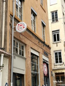 découvrez le bar à jeu incontournable de lyon, un lieu convivial pour partager des moments ludiques entre amis autour d'une large sélection de jeux et de boissons.